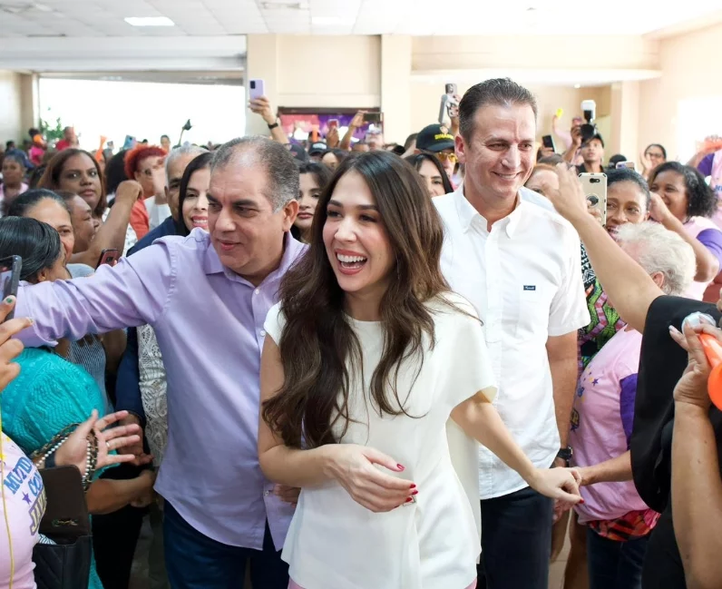 Nahiony Reyes esposa de  Martínez  se sumó  a la campaña.