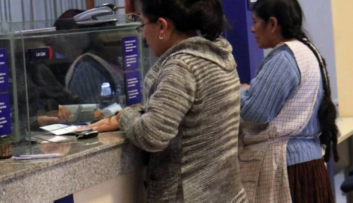 Las mujeres tienen un uso equitativo con los hombres con las tarjetas de crédito.