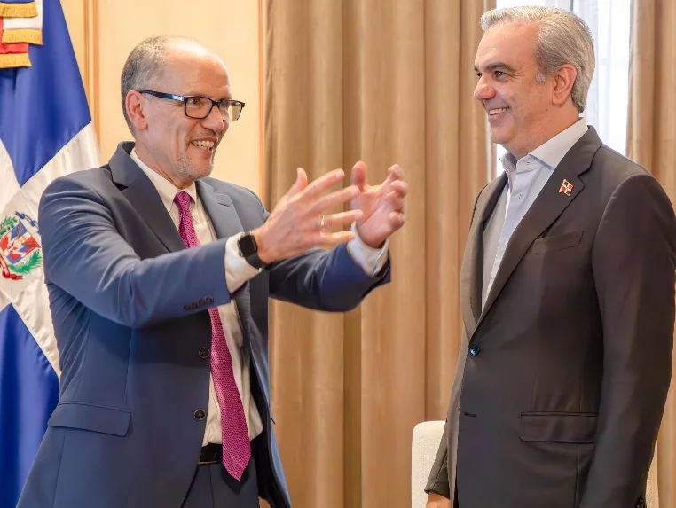 Tom Pérez conversa con el presidente Luis Abinader.