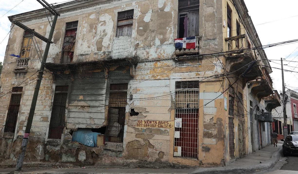 Esta mejora rinde honor a la bandera, no así  las autoridades al patrimonio.  Arlenis Castillo