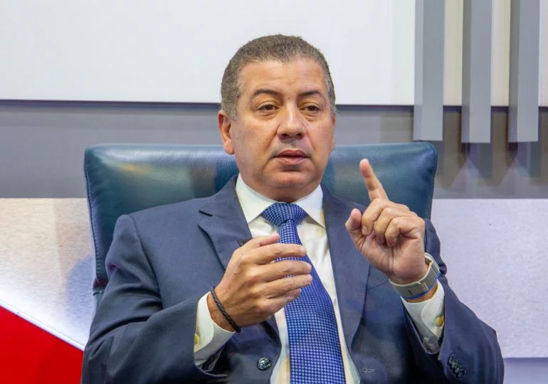 César Fernández, miembro de Fuerza del Pueblo.