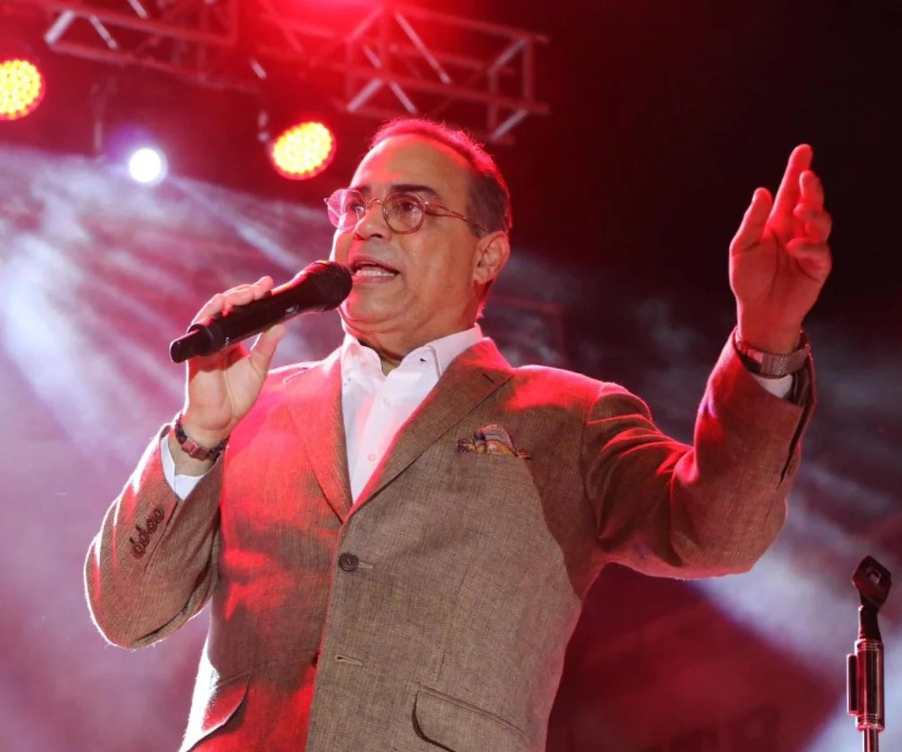Gilberto Santa Rosa salió a pasar por la calle y recibió toda muestra de cariño.  Archivo.