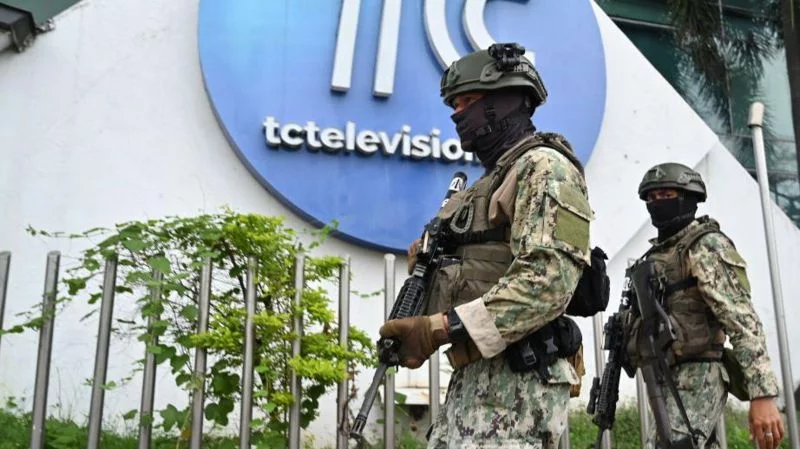 El 9 de enero, un grupo armado ingresó a las instalaciones de TC Televisión y mantuvo a los empleados del canal como rehenes.