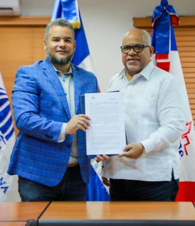 Directores luego de  la firma.