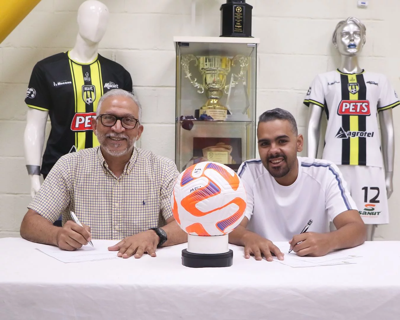 La firma del acuerdo la realizaron José Bautista presidente MOCA FC y Ricardo Taveras, presidente de Todo Tickets en la República Dominicana