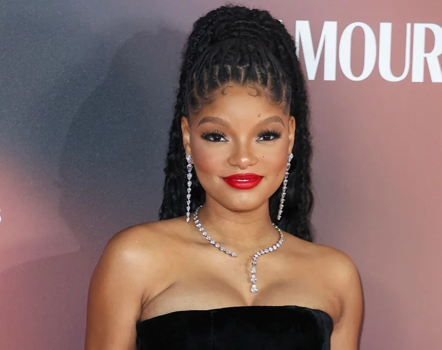 La actriz Halle Bailey dio a luz a su primer hijo.