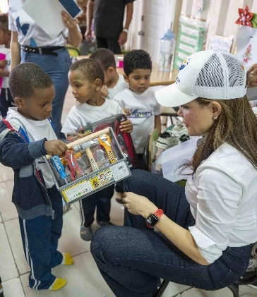 Noelia García de Pereyra, entrega los  juguetes.