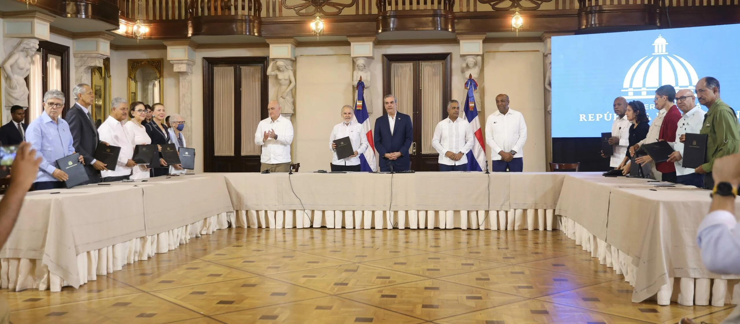 Gobierno y ambientalistas firman acuerdo.