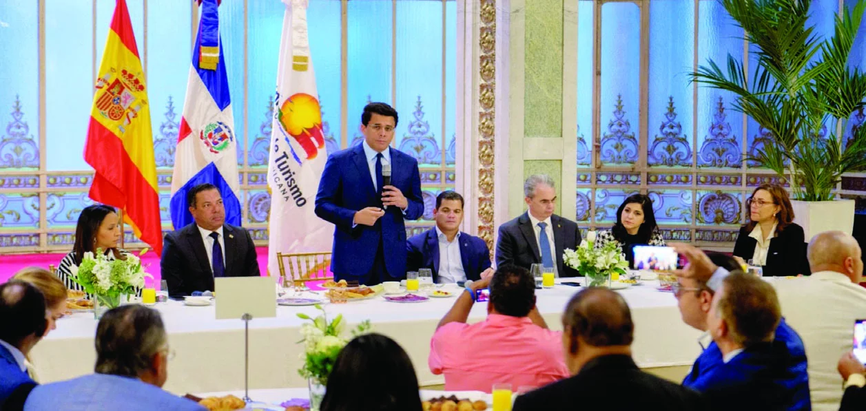 David Collado ofreció los detalles alcanzados por el país durante la Fitur 2024, acompañado de representantes del empresariado y de la banca privada.