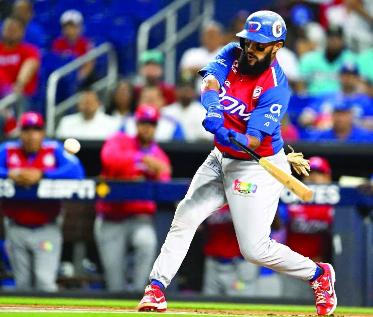 Emilio Bonifacio   ejecuta swing en juego  sábado.   fuente externa