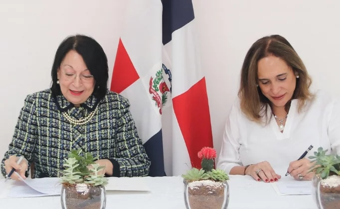 Rosa Rita Álvarez y Sandra  Aponte.