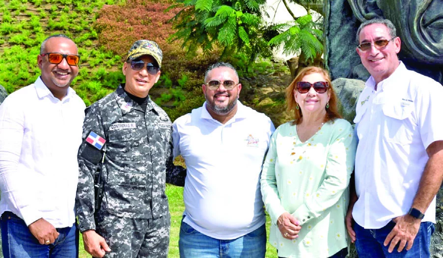 Danny Holguín, General Rufino Contreras, Jochy Abreu, Luisa Jiménez, Gobernadora Provincial, y  Martín Duquela.