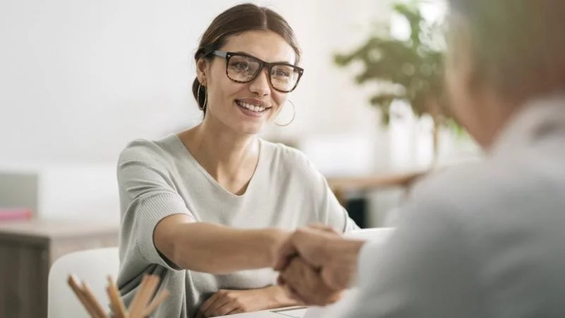 Un elemento que sigue siendo esencial en los procesos de contrataciones es la entrevista en persona.
