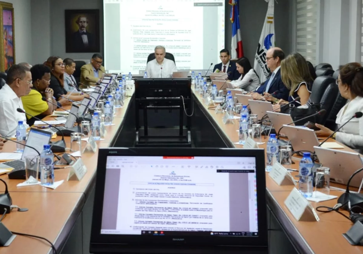 Miembros del Consejo Nacional de la Seguridad Social (CNSS) en una reunión.  Archivo