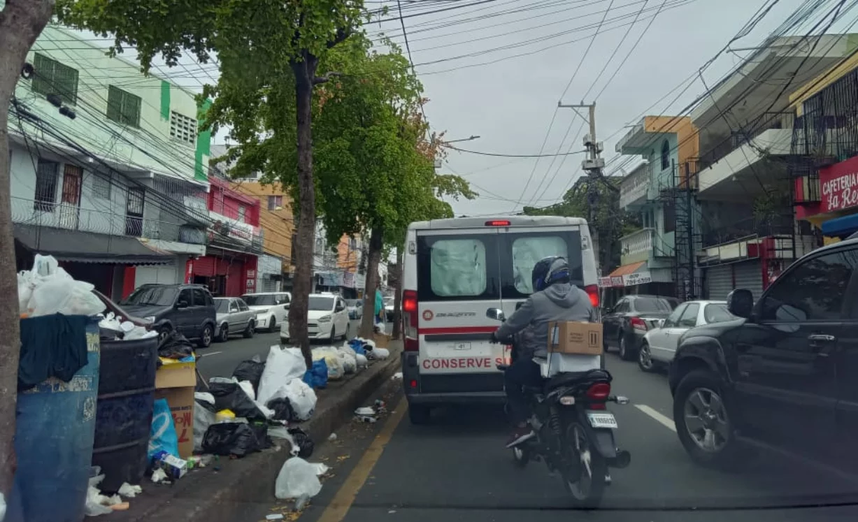 Los cúmulos de basura proliferan en sectores de los  municipio del Gran  Santo Domingo.
