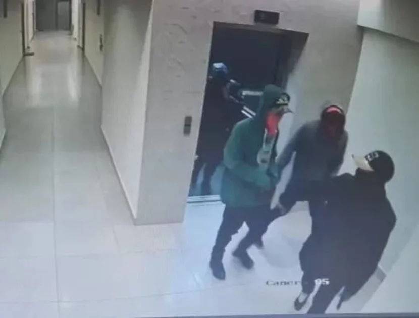Uno de los asaltos fue captado por las cámaras de vigilancia.