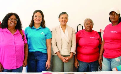 Ejecutivos y miembros de la comunidad.