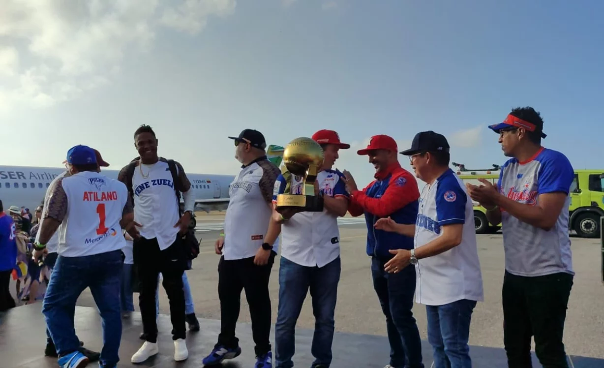Jugadores sostienen copa tras arribar ayer por el Aeropuerto Internacional de Maiquetía.
