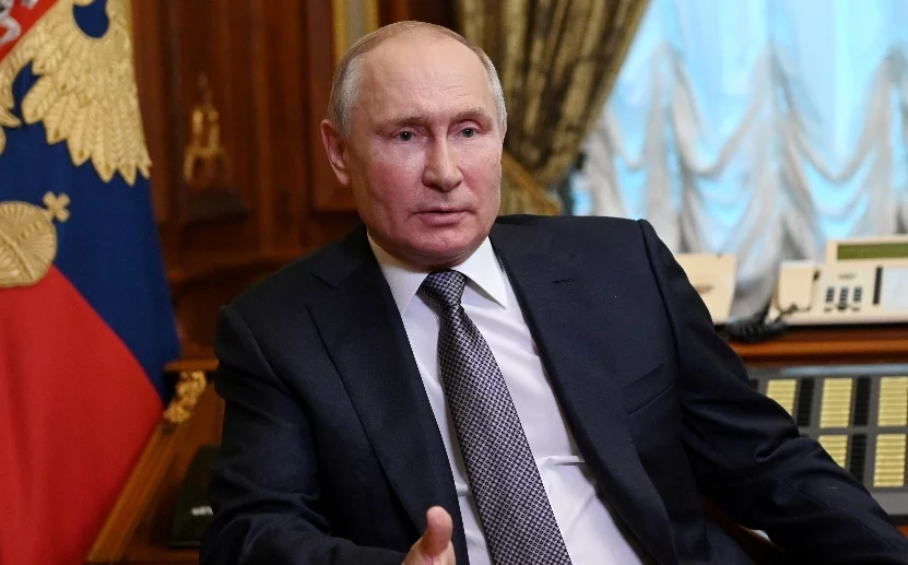 Vladimir Putin compara a Biden con Donald Trump.