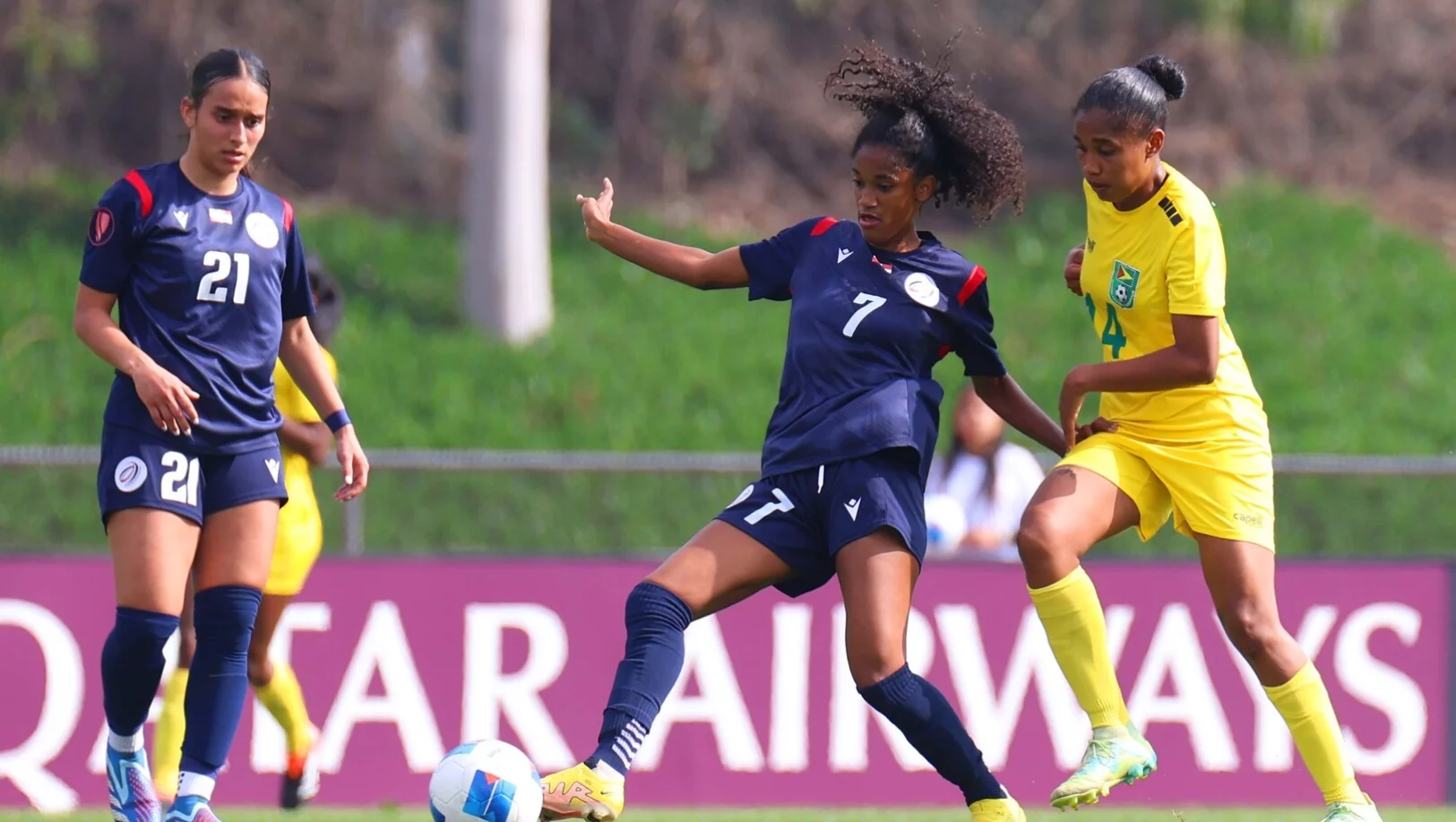 Kathrynn González, ál centro, se vistió de gloria, al anotar un gol para guiar la victoria dominicana en la Copa de Oro.