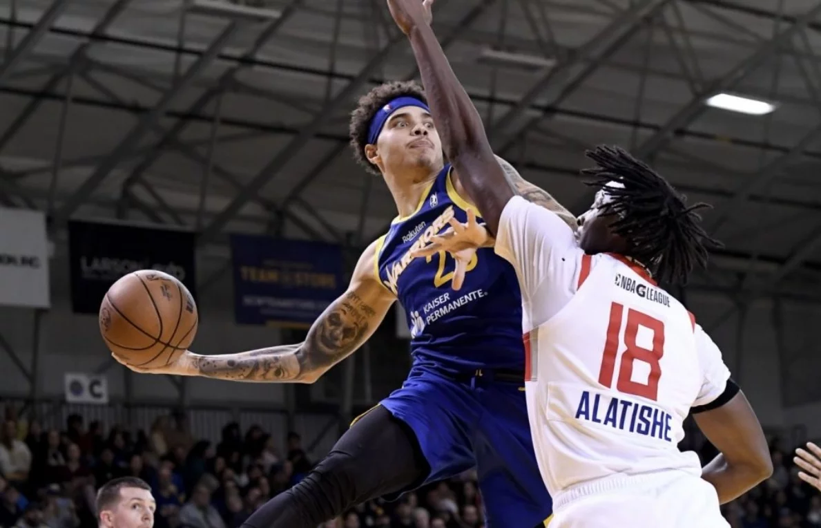 Lester Quiñones sigue trabajando para ganarse una posición en Golden State.