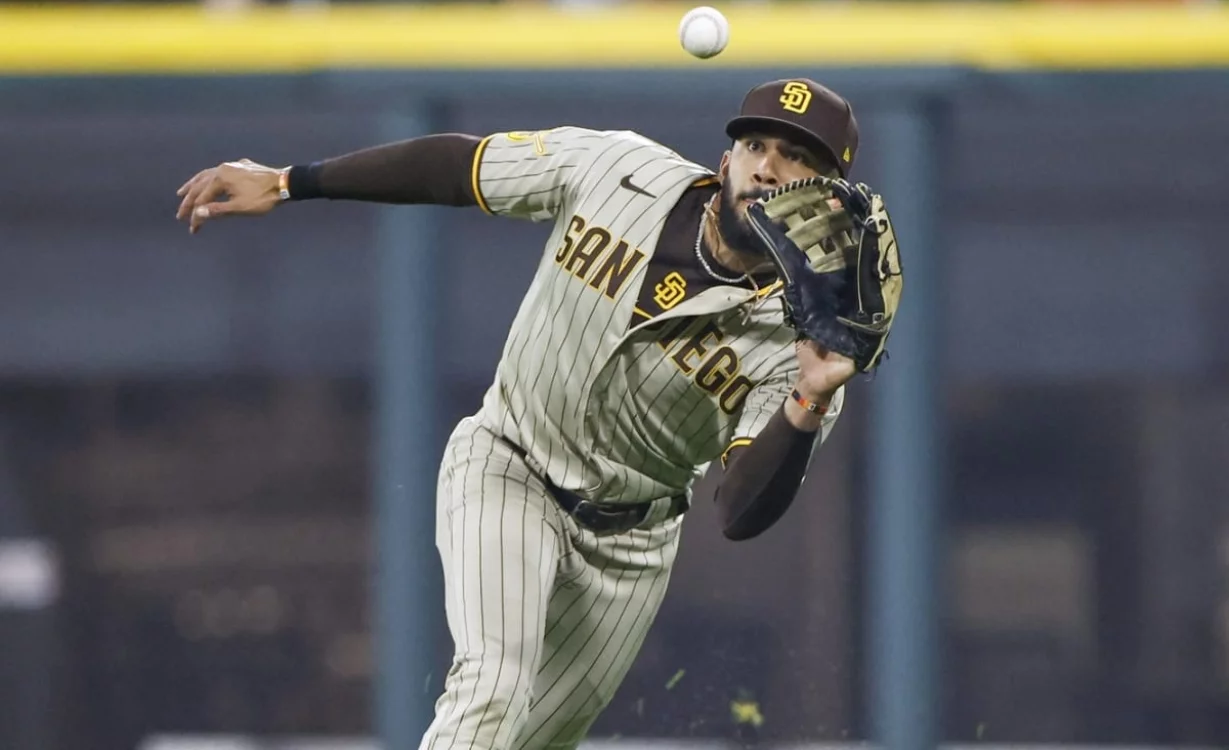 El dominicano Fernando Tatis Jr. asegura sentirse mejor defendiendo el jardín derecho.  AP