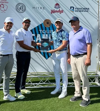 Willy Pumarol recibe trofeo  que lo acredita como ganador
