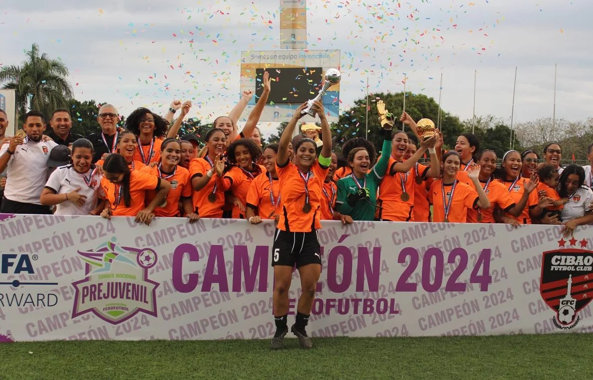 Las chicas del Cibao FC levantan trofeo conquistado en Torneo Nacional de Clubes.