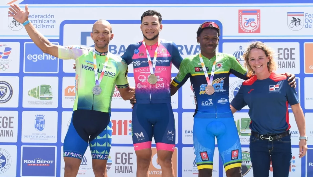 Angelvis Arroyo (centro)  ganador de la tercera etapa,  junto  Alberto Ramos y Palmite Philgy.