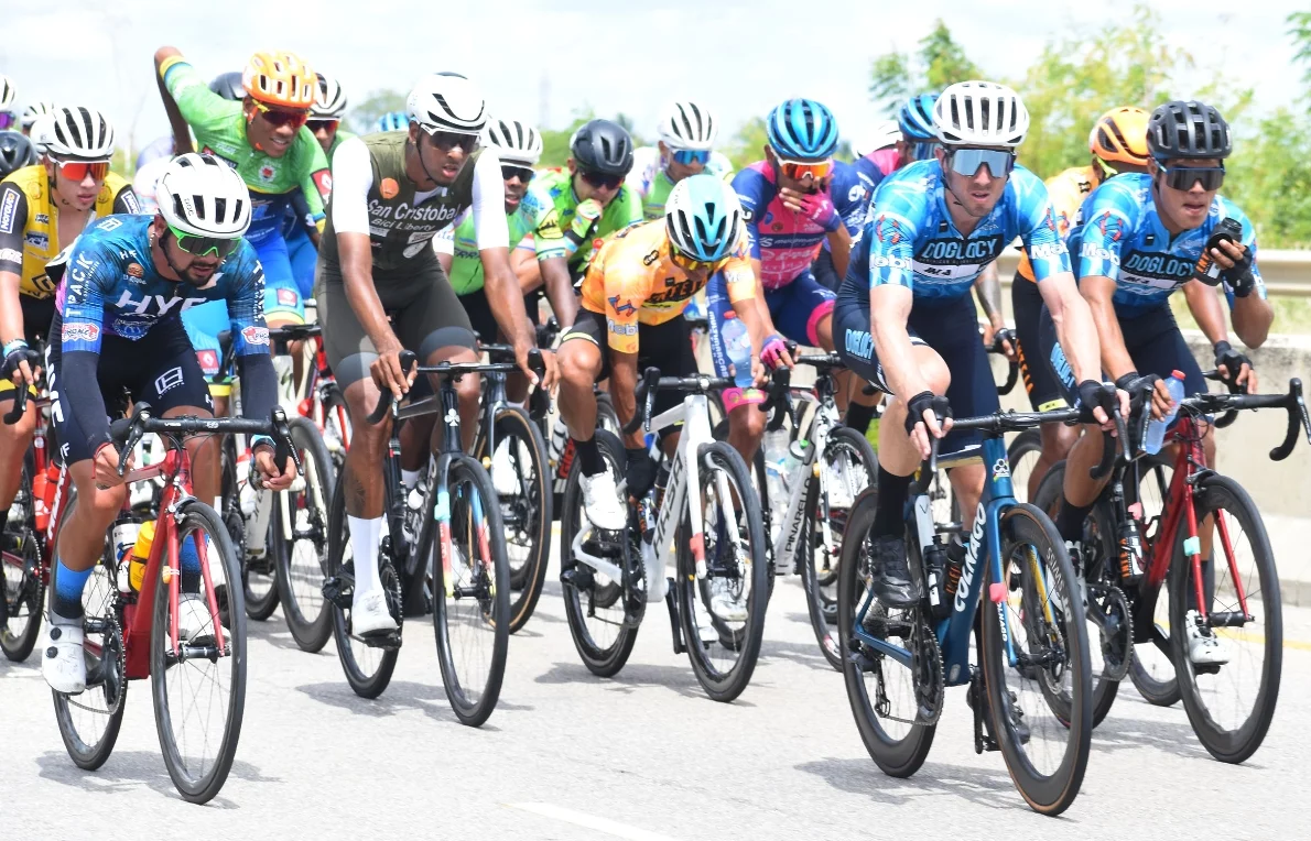Acción de la primera etapa de la Vuelta Ciclística Independencia que inició ayer.