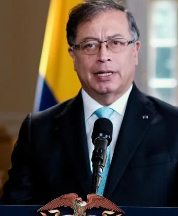 Gustavo Petro  defiende con ahínco la propuesta.