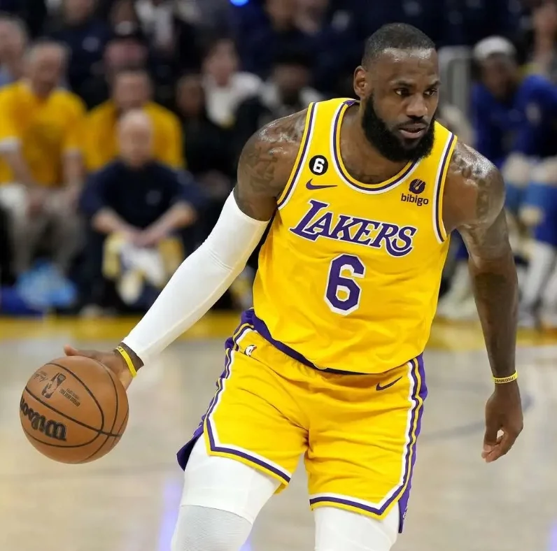 LeBron James espera jugar con su hijo ante de su retiro.