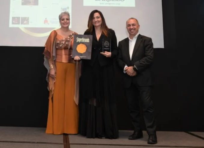 La representante de Ron Barceló, Chiara Pennacchio, recibe libro “Superbrand”.