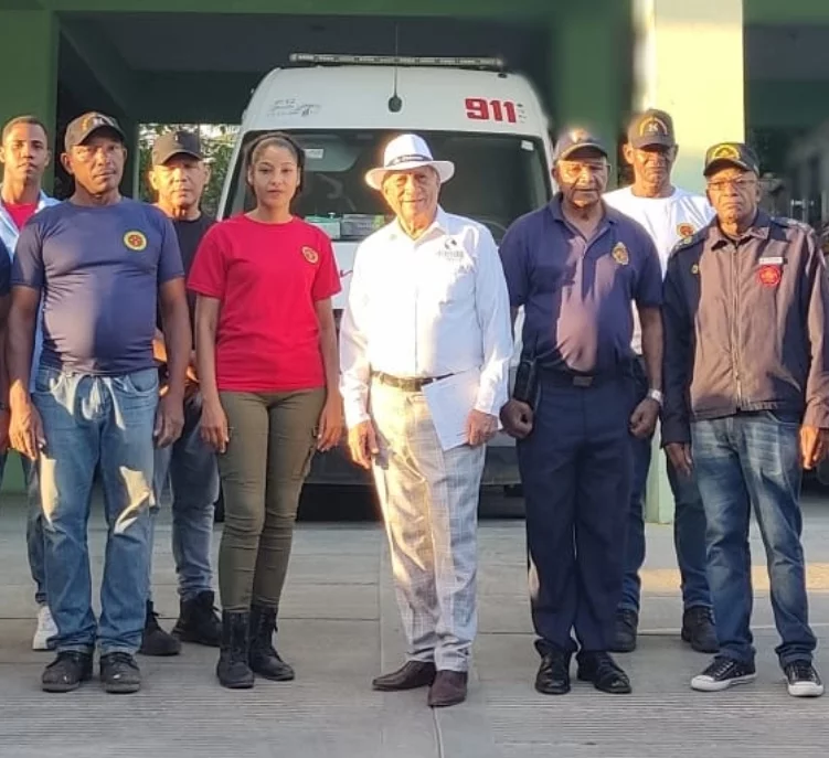 Víctor Espinal,  presidente del complejo, junto a directivos del Cuerpo de Bomberos de Yaguate.