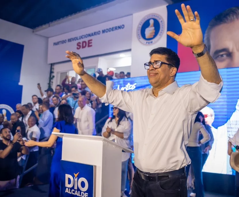 Dío Astacio celebró junto a seguidores y dirigentes del PRM.