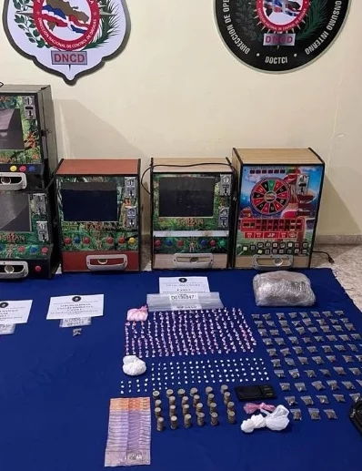 Droga y otros materiales incautados en operativos.