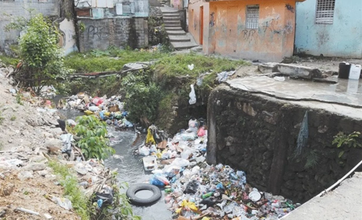 La población exige a una voz la mejora del servicio de basura, desagüe y cañadas.