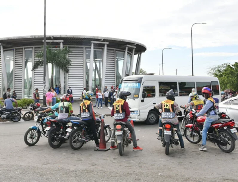 Estaciones de Metro son abarrotadas por motoconchos.