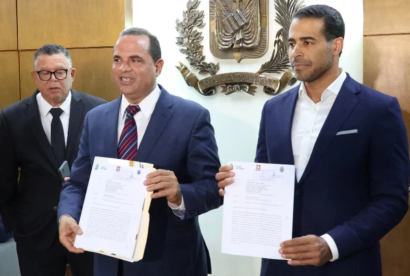 Representantes de la oposición   depositaron  documentos.