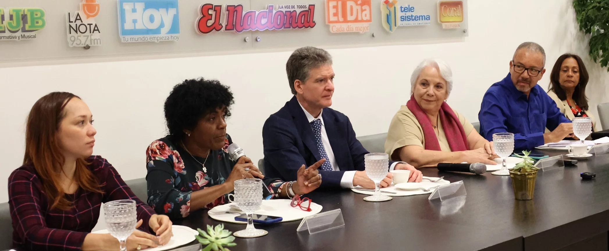 Leidy Blanco, Fátima Lorenzo, José Alfredo Corripio, Lizzie Sánchez, Miguel Febles y Josefina Arvelo.   JOSÉ DE LEÓN
