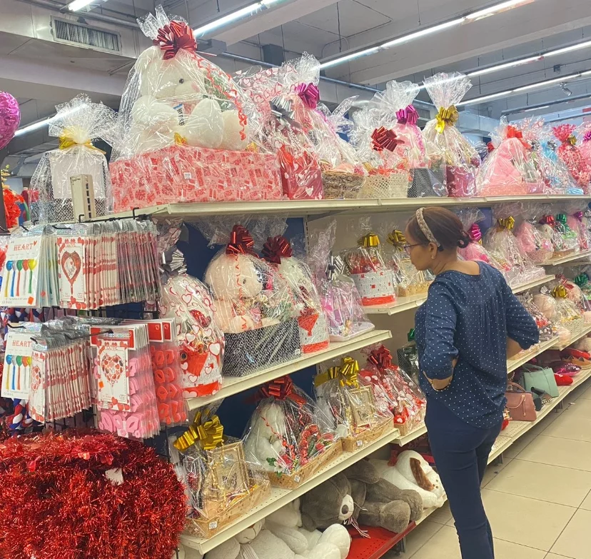 Una señora mientras observa el precio de los regalos.