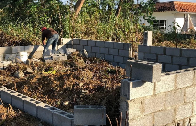 Los invasores  empezaron a levantar casas  rápidamente.