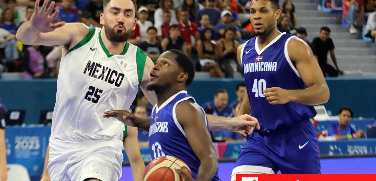 Andrés Feliz, del equipo nacional de baloncesto, en una ofensiva sobre José Gutiérrez, de México, en un partido internacional.