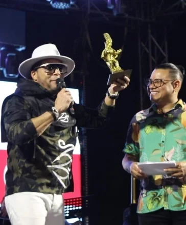 Dionis K-da Uno recibe el premio  en Colombia.