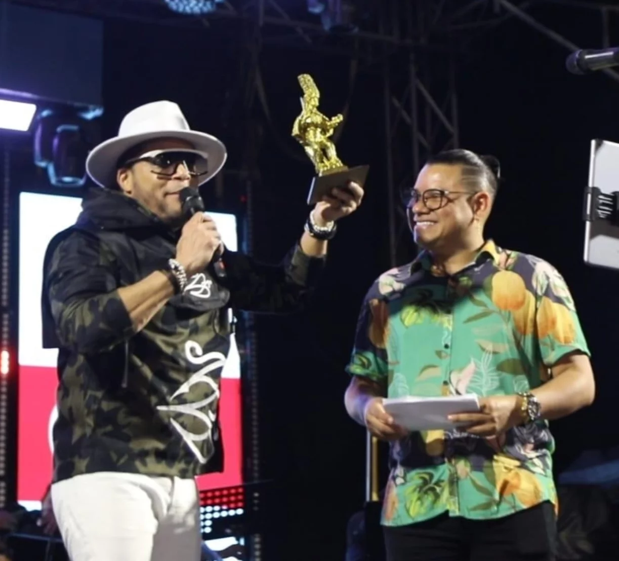 El merenguero Dionis K-Da Uno  mientras recibía el Congo de Oro en Colombia.