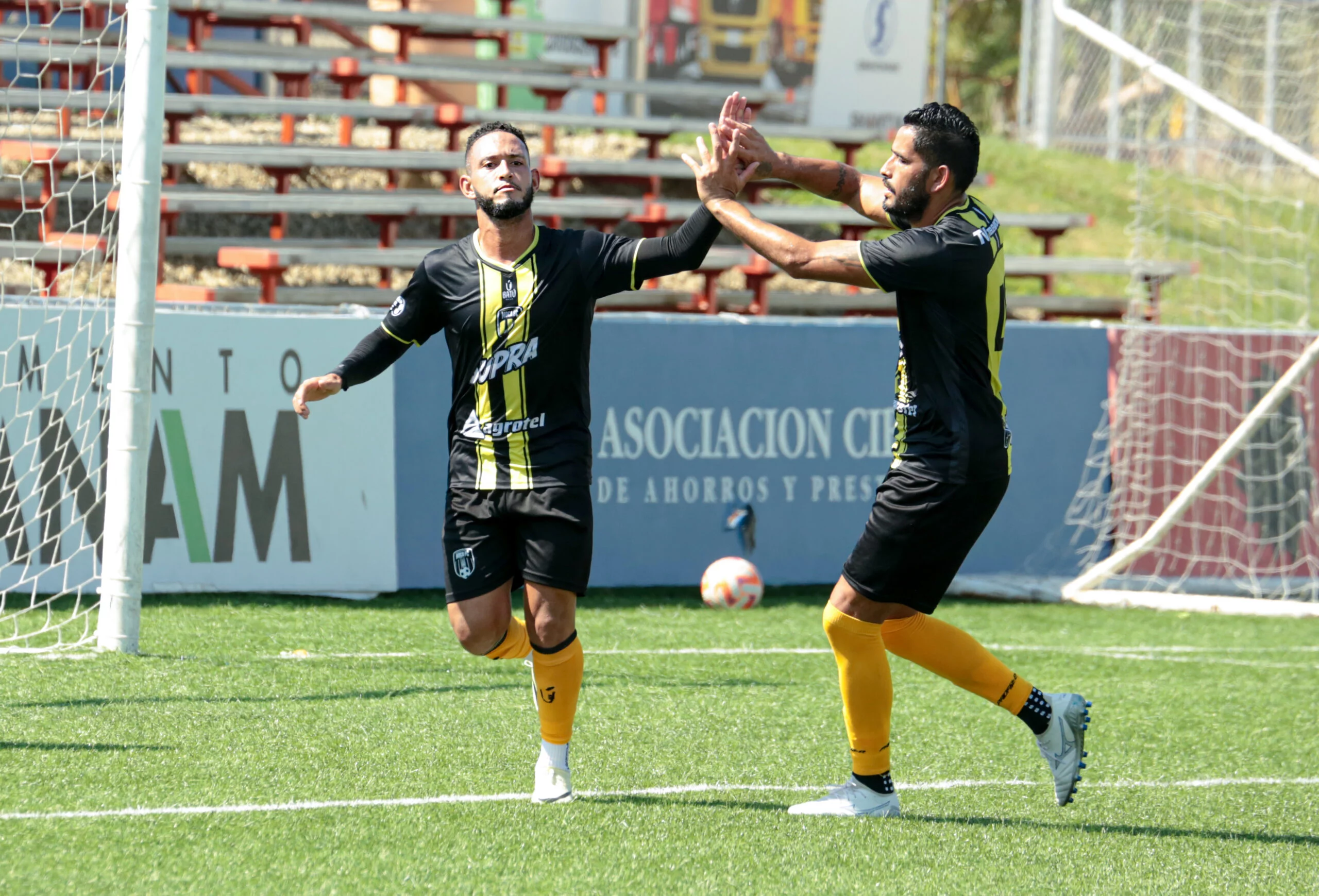 Juan Ángeles de penal anoto el primero del MOCA FC