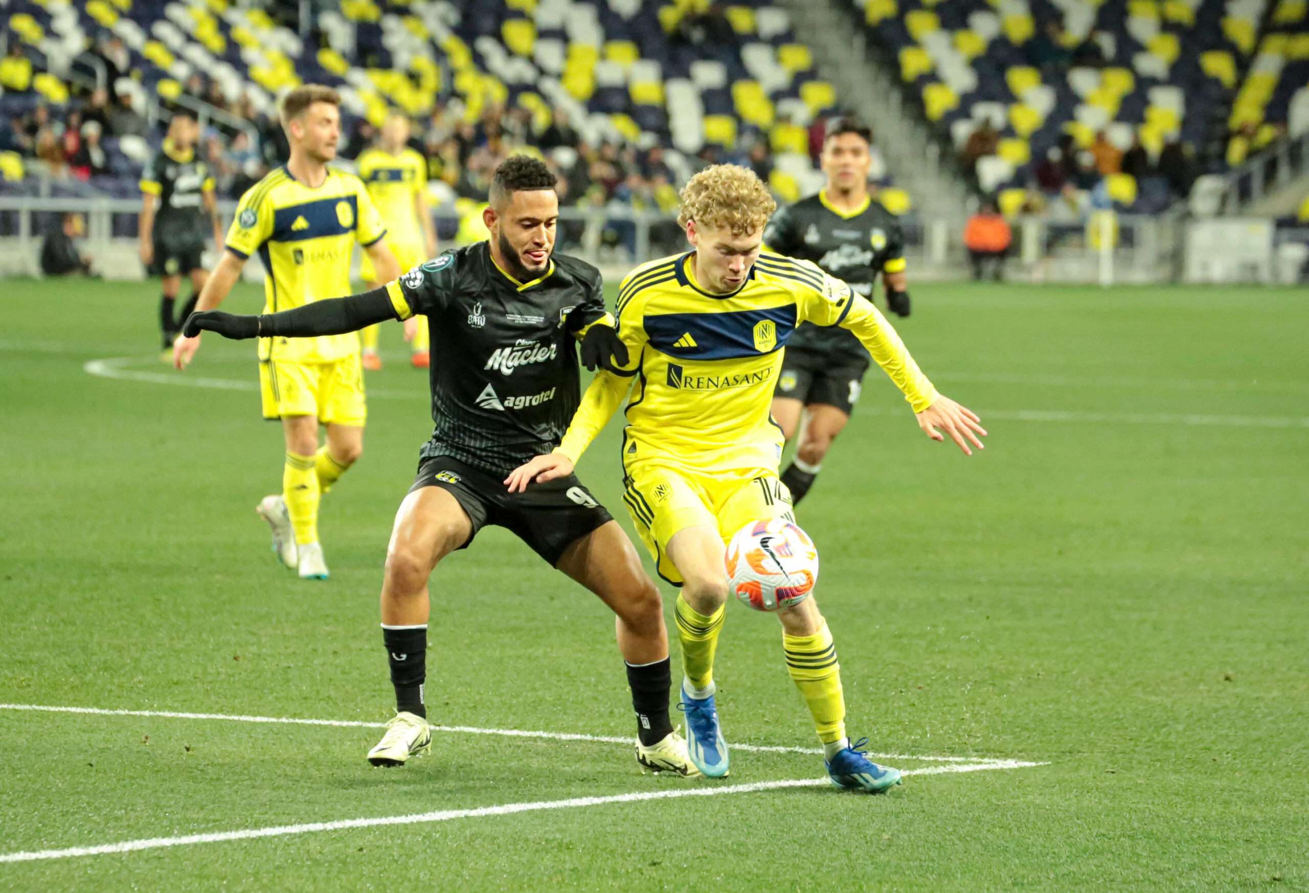 Juan Angeles se disputa un balon en el juego ante el Nashville en el Parque Geodis