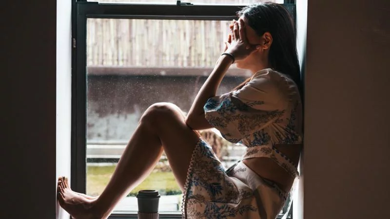 Una mujer sola se sienta frente a una ventana con las manos en la caraFUENTE DE LA IMAGEN,GETTY IMAGES Pie de foto, En EE.UU., según una encuesta de la aseguradora de salud Cigna publicada en 2020, tres de cada cinco estadounidenses "está solo".