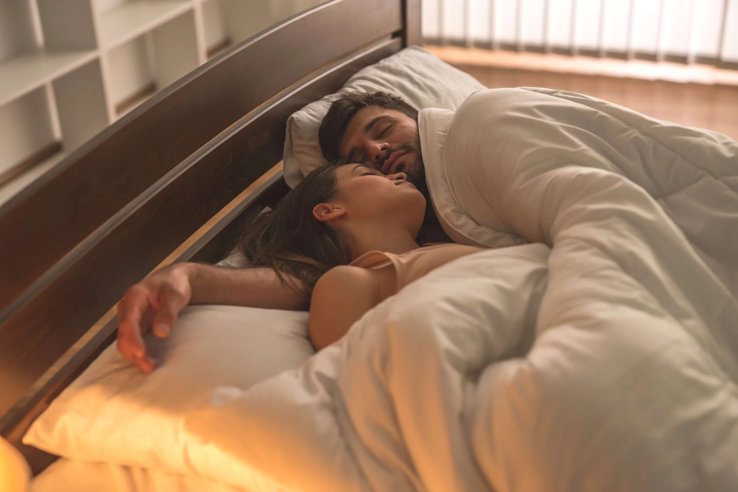 dormir-en-pareja-scaled