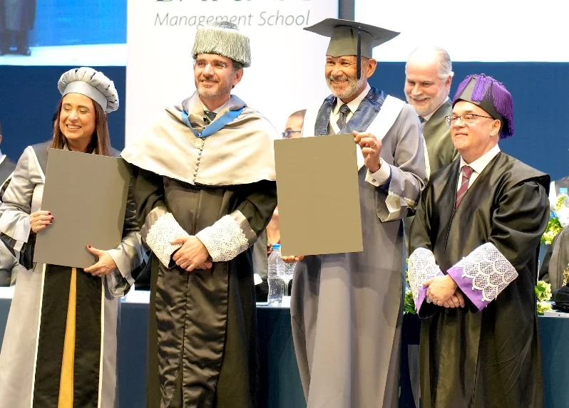 Los graduandos de la universidad Barna Management School reciben sus diplomas.